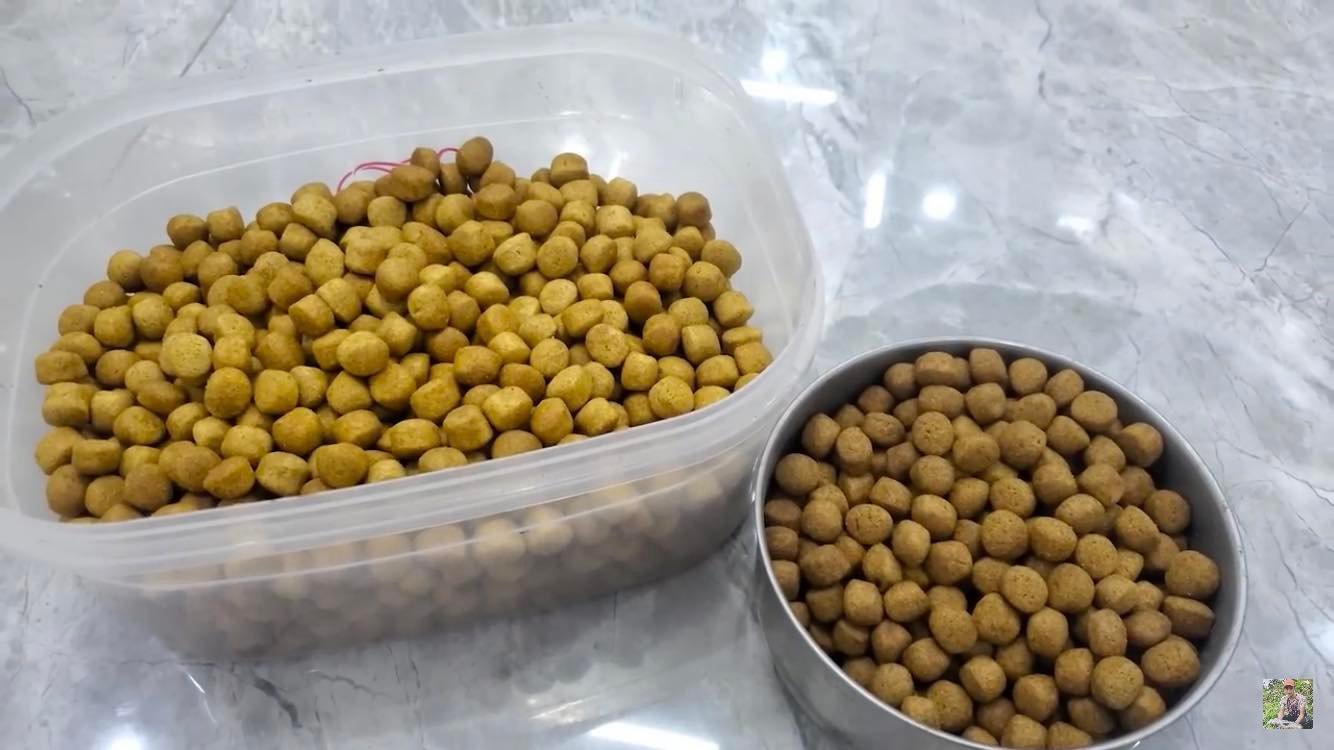 có thể bổ sung thêm cám công nghiệp cho cá